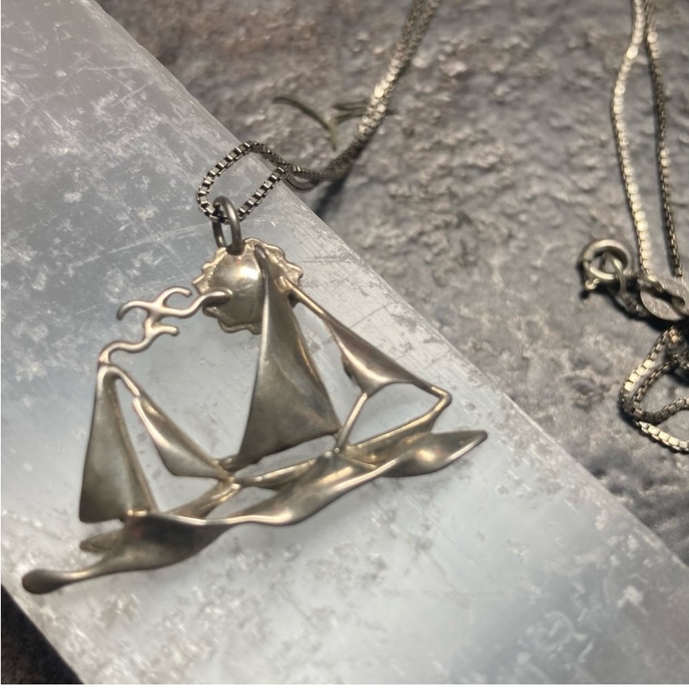 Sailing boat pendant with necklace